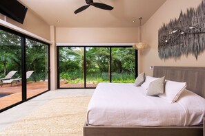 5 dormitorios, escritorio, tabla de planchar con plancha y cuna de viaje