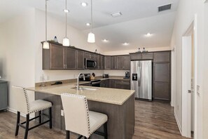 Micro-ondes, four, plaque de cuisson, lave-vaisselle