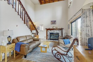 テレビ、暖炉、DVD プレーヤー