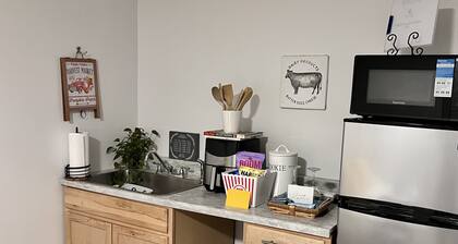 Charming Guest suite Charlotte Speedway retreat in brilliant Harrisburg.