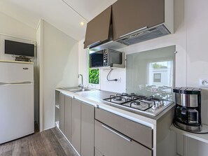 Frigorífic, microones, forn i utensilis de cuina, vaixella i coberteria 