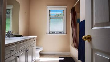 Secador de cabelo, toalhas de banho, sabonete, papel higiênico