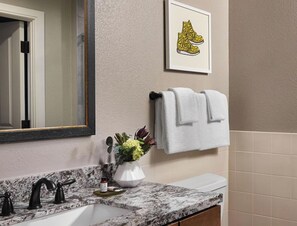 Een haardroger, handdoeken, zeep, toiletpapier