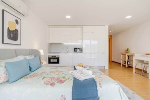 1 bedroom, iron/ironing board, travel cot, free WiFi - Stylish Studio w/ Balcony & Garage by HostWise (Porto)