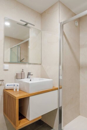 Shower, hair dryer, towels, shampoo - Stylish Studio w/ Balcony & Garage by HostWise (Porto)