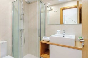 Dusche, Haartrockner, Handtücher, Shampoo