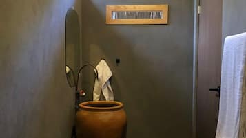 Regadera, toallas, jabón, papel de baño