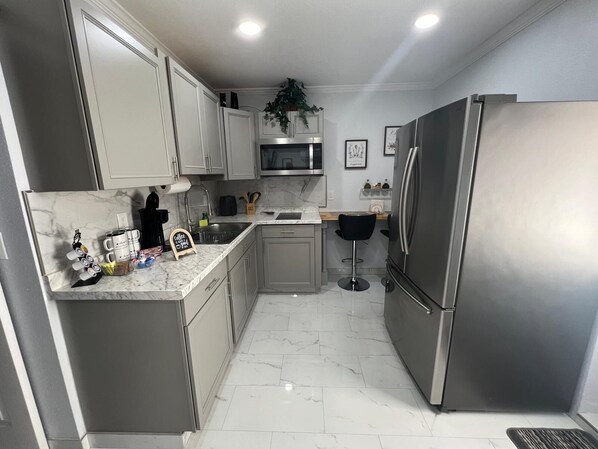 Microwave, coffee/tea maker, toaster, blender