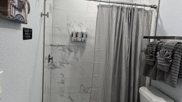 Dusche, Whirlpool, Haartrockner, Handtücher