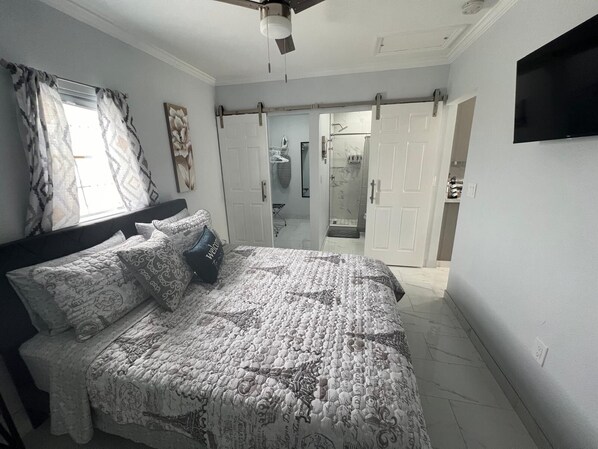 1 多间卧室、熨斗/熨衣板、免费 WiFi、床单