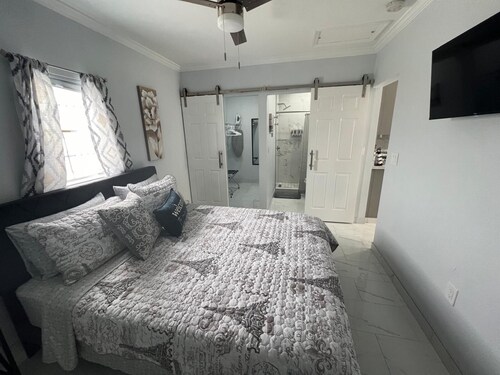Charming guesthouse A 1-bedroom apartment in enjoyable Lakeland with AC