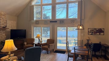 TV connectée, cheminée, table de tennis de table, livres