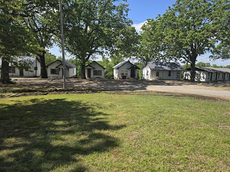 Exterior. Escape to Cookson Resorts – A Historic Retreat Near Lake Tenkiller Cabin #1