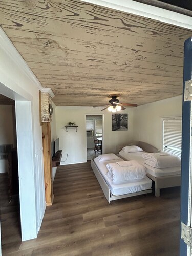 Historic  Retreat Near Lake Tenkiller - Escape Cookson Resorts Motel Room