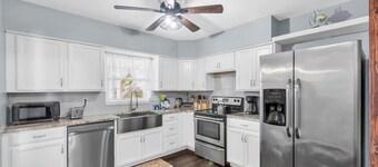 "Sun and Beach Cottage" 4BR Sleeps 14! With Pool!