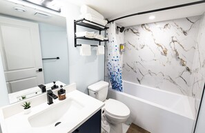Een haardroger, handdoeken, zeep, shampoo