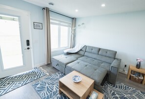 Smart TV, books - 3-Beds (sleeps 6), 2-Baths, Full Kitchen+PrivateEntrance, Ravine View (Calgary)