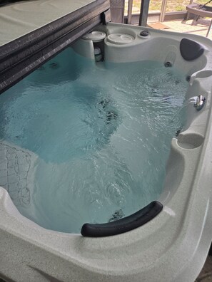 Outdoor spa tub - Sarasota Stunner Apartment. Prime Location, Beautiful Design. (Sarasota)