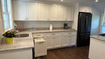 Een magnetron, een oven, een kookplaat, een vaatwasser