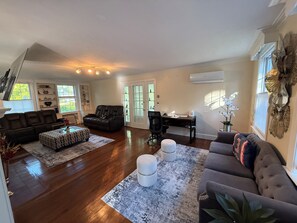Smart TV - 3-bedroom house in charming Barnstable with WiFi, AC,Walking distance to Main st (Barnstable)