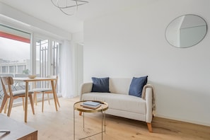 TV, stereo - Blueground | Hard, balcony, nr Lindenhof (Zurich)