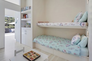 4 bedrooms, iron/ironing board, WiFi, bed sheets - Mariner's Lookout-Parekura Bay 3 bedroom house with separate sleepout (Parekura Bay)