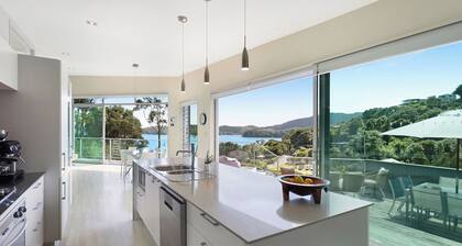 Mariner's Lookout-Parekura Bay 3 bedroom house with separate sleepout