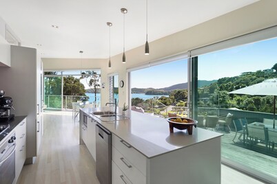 Mariner's Lookout-Parekura Bay 3 bedroom house with separate sleepout