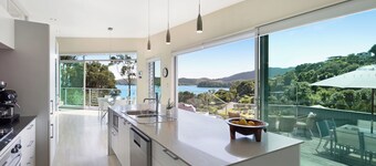 Mariner's Lookout-Parekura Bay 3 bedroom house with separate sleepout