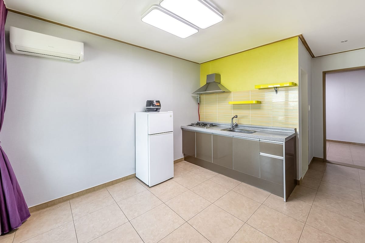 Basic Room, 1 Bedroom (January Unit 2(pet/BBQ)) | 1 bedroom, free WiFi