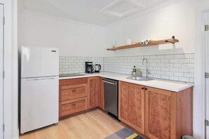 Réfrigérateur, micro-ondes, plaque de cuisson, lave-vaisselle