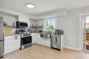 Réfrigérateur, four à micro-ondes, un four, surface de cuisson