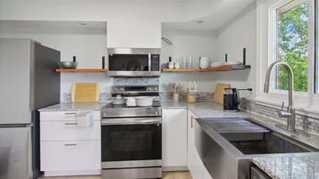 Frigorífico, microondas, horno y placa de cocina