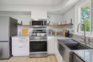 Een koelkast, een microgolfoven, een oven, een kookplaat