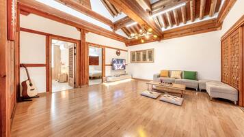 Basic Room, 3 Bedrooms (Elon Private House (Hanok/Jacuzzi)) | 3 bedrooms, free WiFi