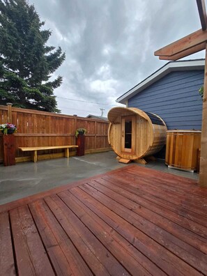 Terrace/patio - A Little R & R- private sauna & cold/ hot plunge (Calgary)