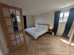 2 bedrooms, travel crib, free WiFi, bed sheets - A Little R & R- private sauna & cold/ hot plunge (Calgary)