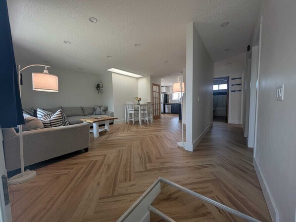 Smart TV, books - A Little R & R- private sauna & cold/ hot plunge (Calgary)