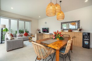 Deluxe-huvila, 3 makuuhuonetta | Oleskelualue | 50–tuumainen äly-TV, jossa digitaalikanavat