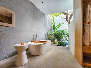 Tab mandi dan pancuran berasingan, pengering rambut, jubah mandi 