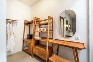 Vila luxo, 3 quartos | Banheiro | Banheira e chuveiro separados, secador de cabelo (mediante solicitação)