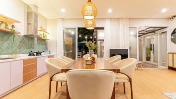 Vila Deluks, 3 kamar tidur | Dapur pribadi | Lemari es, microwave, oven, dan mesin pencuci piring