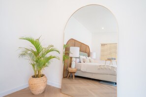 Caja de seguridad en la habitación y escritorio 