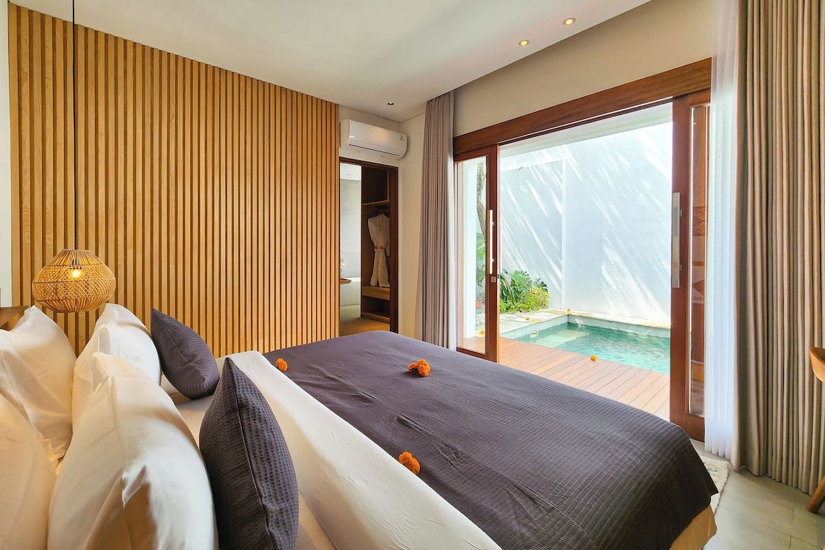 Pengeskab på værelset, skrivebord, arbejdsområde til bærbare computere