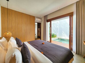 Peti besi dalam bilik, meja, ruang kerja komputer riba 