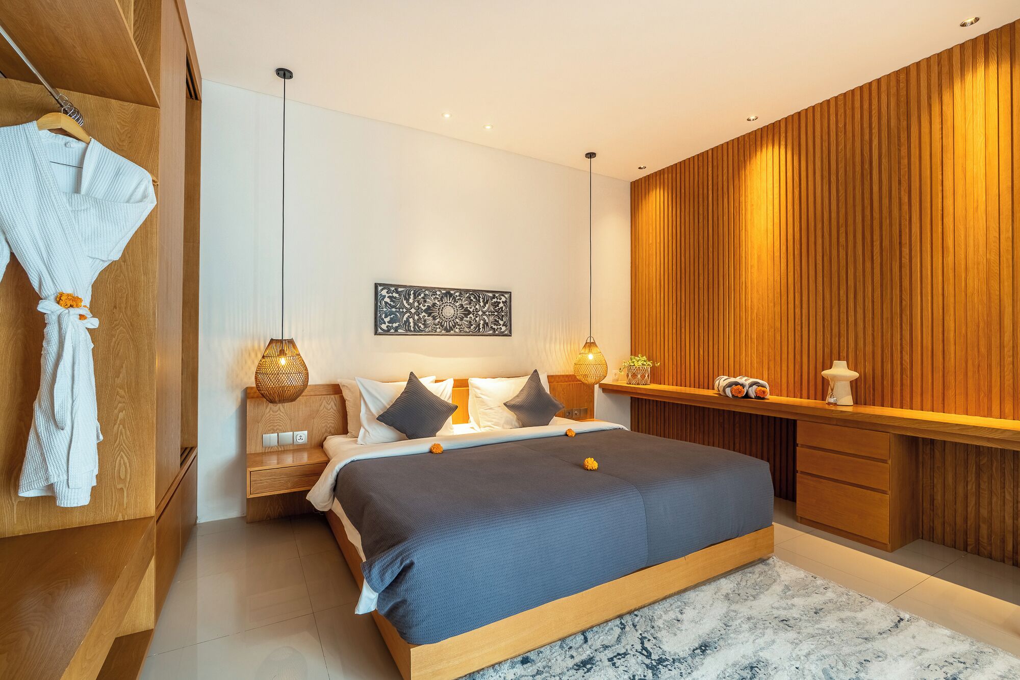 Zimmersafe, Schreibtisch, laptopgeeigneter Arbeitsplatz