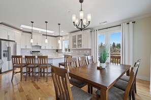 Dining - Quiet, Secluded, High End Home Near PDX (Vancouver)