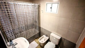 ヘアドライヤー、タオル、石鹸、トイレットペーパー