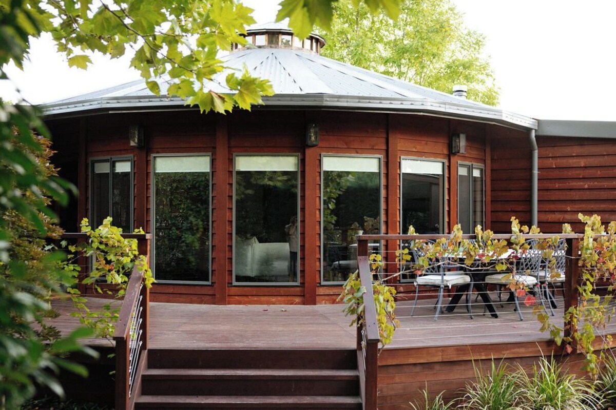 Great Family, small group or wedding getting ready space
