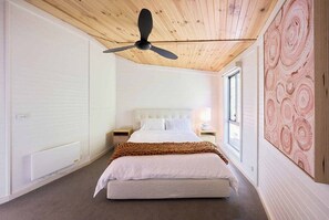 Escritorio, tabla de planchar con plancha, wifi y ropa de cama 